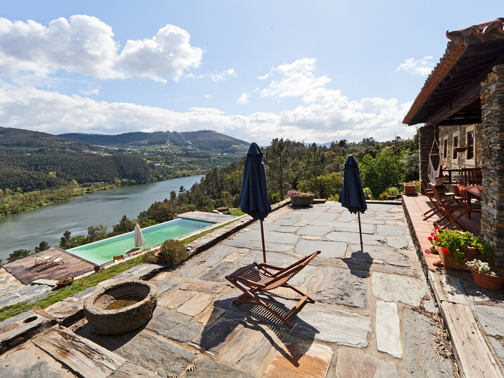 <h2>Penafiel, Portugal</h2>
<p>Avec sa vue imprenable sur le fleuve Douro, son style rustique à l’européenne, sa piscine salée surplombant la vallée et sa petite ferme d’animaux, cette maison est irrésistible.</p>
<p>Peut accueillir jusqu’à 9 voyageurs.</p>
<p>À partir de 456 $/nuit.</p>
<p>Voir la présentation complète <a href="https://fr.airbnb.ca/rooms/403641?s=I6C7hw5r" target="_blank" rel="noopener">ici</a>.</p>
