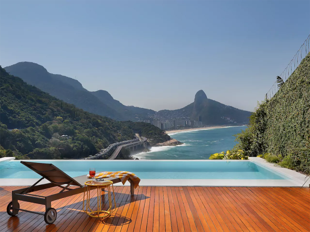 <h2>Rio de Janeiro, Brésil</h2>
<p>Cette maison haut de gamme est une destination prisée pour les tournages et séances photo des magazines. De la piscine, la vue sur Rio est saisissante.</p>
<p>Peut accueillir jusqu’à 8 voyageurs.</p>
<p>À partir de 2114 $/nuit.</p>
<p>Voir la présentation complète <a href="https://fr.airbnb.ca/rooms/11641508?location=Rio%20de%20Janeiro%2C%20%C3%89tat%20de%20Rio%20de%20Janeiro%2C%20Br%C3%A9sil&s=gyO2QnEi" target="_blank" rel="noopener">ici</a>.</p>
