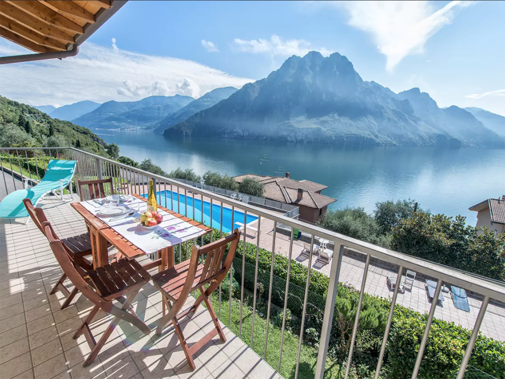 <h2>Riva, Italie</h2>
<p>Située entre lac et montagne, cette maison à la vue exceptionnelle est en plus accompagnée d’une grande piscine et d’un court de tennis.</p>
<p> </p>
<p>Peut accueillir jusqu’à 6 voyageurs.</p>
<p>À partir de 118 $/nuit.</p>
<p>Voir la présentation complète <a href="https://fr.airbnb.ca/rooms/1838274?s=I6C7hw5r" target="_blank" rel="noopener">ici</a>.</p>

