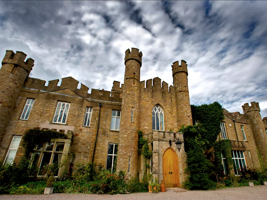 <h2>Cumbria, Royaume-Uni</h2>
<p>À nous la vie de château! Construite en 1841 dans le nord de l’Angleterre, cette demeure possède 15 chambres au look victorien avec fenêtres gothiques, tourelles et panneaux de chêne.</p>
<p> </p>
<p>Location à la chambre. Peut accueillir 2 voyageurs par chambre.</p>
<p>À partir de 300 $/nuit</p>
<p>Voir la présentation complète <a href="https://fr.airbnb.ca/rooms/13253?s=I6C7hw5r&guests=2&adults=2" target="_blank" rel="noopener">ici</a>.</p>

