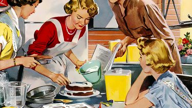 Femmes au foyer qui cuisinent un gâteau.