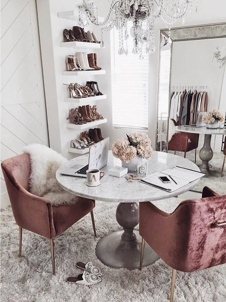 <h2>Le bureau</h2>
<p>Photo: <a href="https://www.instagram.com/p/Bd94OLJnhal/?taken-by=outfitbook_" target="_blank" rel="noopener">@Outfitbook_</a></p>
