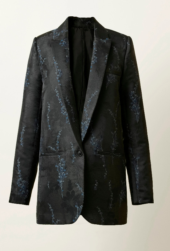 <p>Veste, <a href="http://www2.hm.com/fr_ca/productpage.0613544001.html" target="_blank" rel="noopener">H&M Conscious Exclusive</a>, 179 $<br />
*Polyester recyclé</p>
