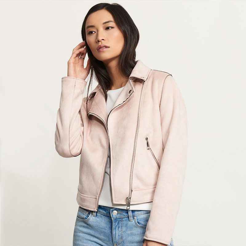 <p>Perfecto, <a href="https://www.dynamiteclothing.com/fr-ca/faux-suede-moto-jacket/p/100032670.product" target="_blank" rel="noopener">Dynamite</a>, 59,95 $</p>
