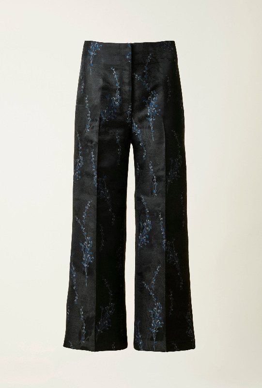 <p>Pantalon, <a href="http://www2.hm.com/fr_ca/productpage.0613545001.html" target="_blank" rel="noopener">H&M Conscious Exclusive</a>, 129 $<br />
*Polyester recyclé</p>
