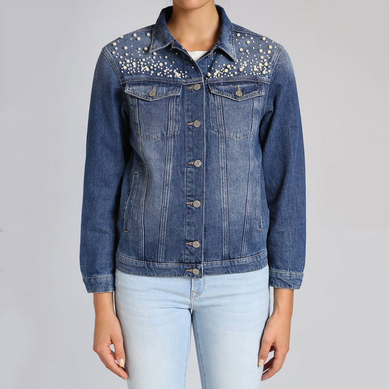 <p>Blouson, <a href="https://ca.mavi.com/collections/women-category-jackets/products/karla-jacket-in-mid-pearl" target="_blank" rel="noopener">Mavi</a>, 128 $</p>
