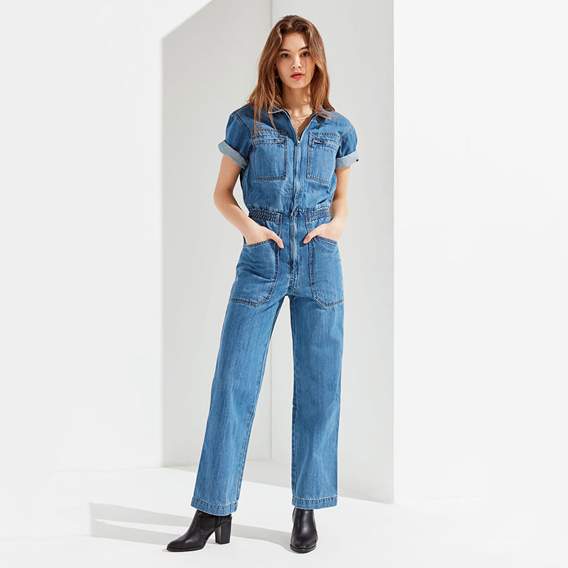 <p>Combinaison, <a href="https://www.urbanoutfitters.com/fr-ca/shop/lf-markey-danny-denim-work-jumpsuit?category=rompers-jumpsuits&color=092" target="_blank" rel="noopener">Urban Outfitters</a>, 274 $</p>
