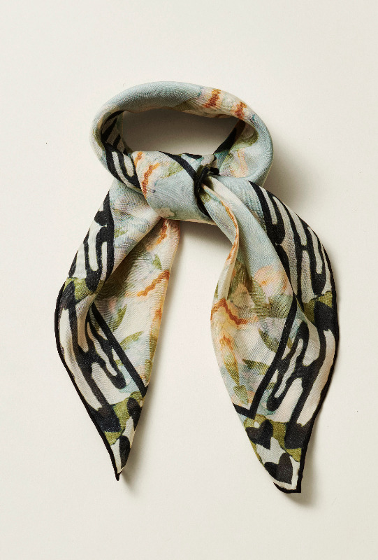 <p>Foulard, <a href="http://www2.hm.com/fr_ca/productpage.0618692001.html" target="_blank" rel="noopener">H&M Conscious Exclusive</a>, 29,99 $</p>
