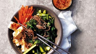 Salade composée de tofu  et légumes à l’asiatique