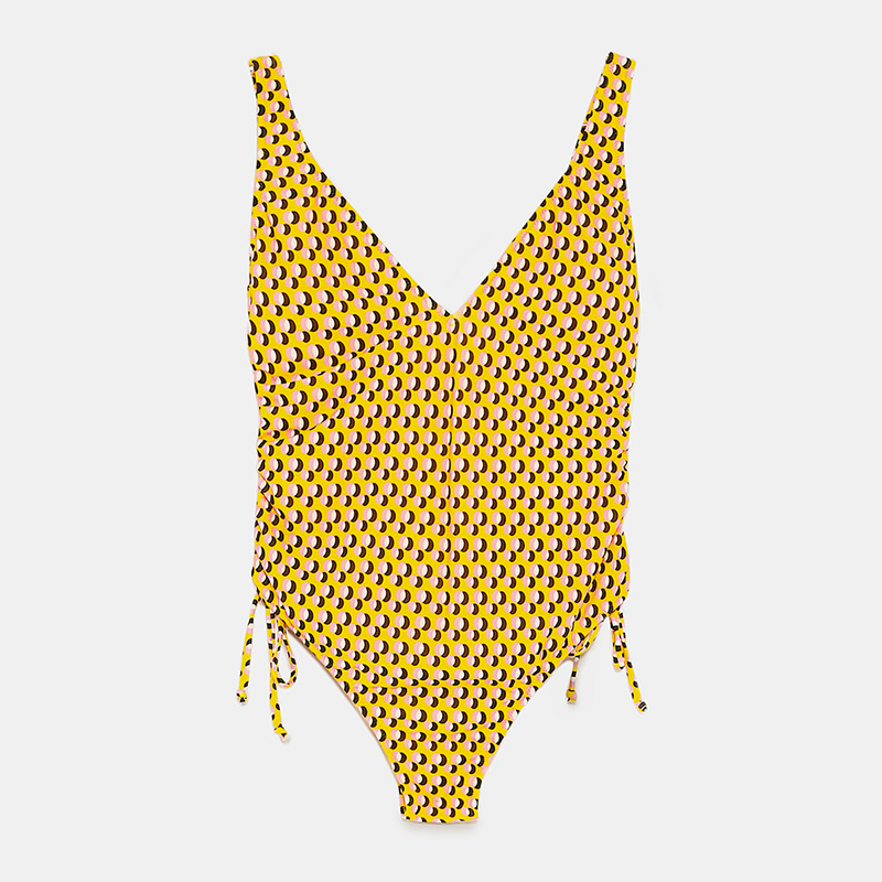 <p>Maillot une-pièce, <a href="https://www.zara.com/ca/en/printed-floral-swimsuit-with-cord-p00501046.html?v1=5990529&v2=398505" target="_blank" rel="noopener">Zara</a>, 45,90 $</p>
