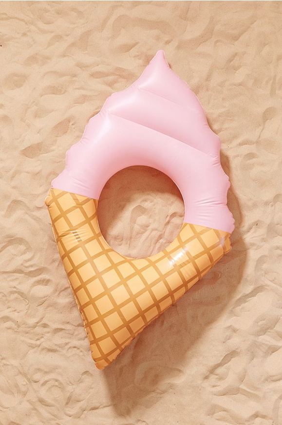 <h2>Flotteur de piscine, <a href="https://www.urbanoutfitters.com/fr-ca/shop/flt-uo-ice-cream-612?category=apartment-new-arrivals&color=066" target="_blank" rel="noopener">Urban Outfitters</a>, 25 $</h2>
