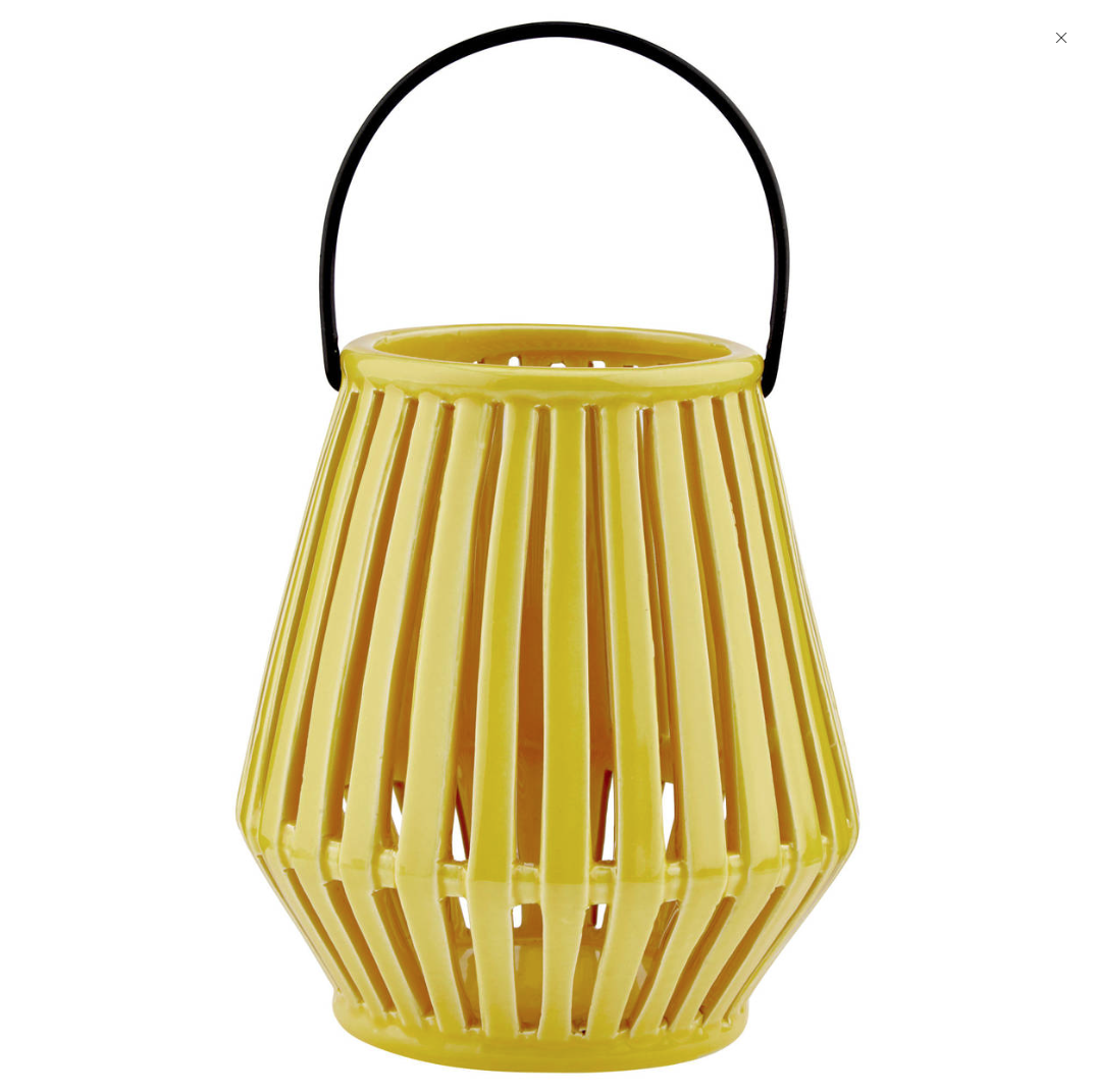 <h2>Lanterne, <a href="https://www.bouclair.com/fr/exterieur/lanternes-et-chandelles/lanterne-en-ceramique-ajouree-9392922M.html" target="_blank" rel="noopener">Bouclair</a>, 19,99 $</h2>
