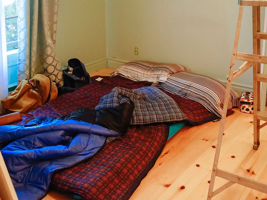 <p>Parlant de camping, voici notre chambre. Comme nous avions encore notre appartement, nous retournions y dormir le soir, mais quand il y avait beaucoup de travail le lendemain ou qu’il fallait être sur place pour recevoir des entrepreneurs, le lit gonflable nous attendait.</p>
