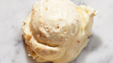 Crème glacée aux guimauves grillées