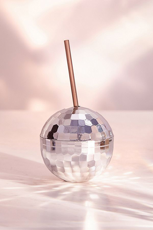 <h2>Verre et paille, <a href="https://www.urbanoutfitters.com/fr-ca/shop/disco-ball-sipper-cup" target="_blank" rel="noopener">Urban Outfitters</a>, 14,99 $</h2>
