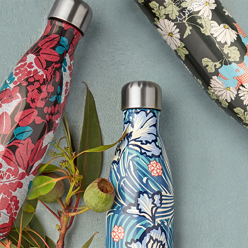 <p>Bouteille d’eau en acier inoxydable à imprimé floral collection Liberty, S’Well, <a href="https://well.ca/searchresult.html?keyword=s%27well+liberty" target="_blank" rel="noopener">Well</a>, 50,00 $ chacune</p>
