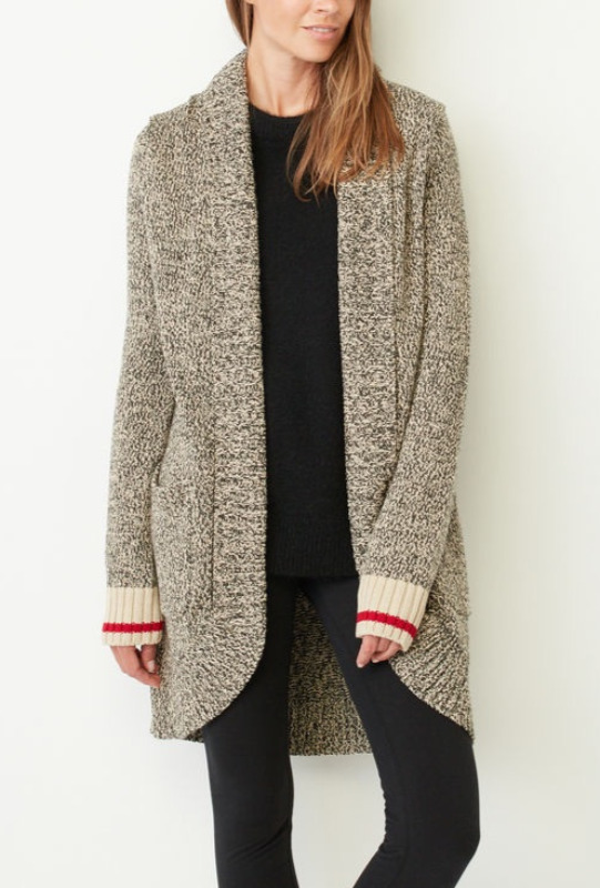 <p>Cardigan, <a href="https://www.roots.com/ca/fr/cardigan-style-cabane-roots-38070022.html?cgid=WomensSweatersCardigans&start=1&selectedColor=W03" target="_blank" rel="noopener">Roots</a>, 88 $</p>
