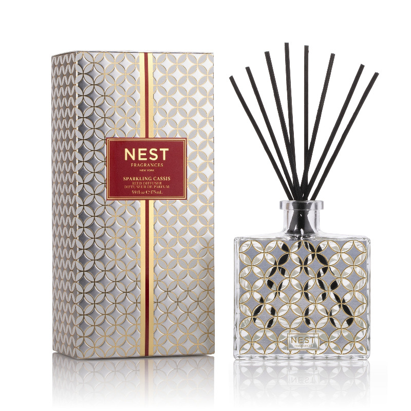 <p>Diffuseur de parfum, fragrance Sparkling Cassis, <a href="https://www.sephora.com/ca/en/product/sparkling-cassis-reed-diffuser-P436145?icid2=products%20grid:p436145:product" target="_blank" rel="noopener">Nest Fragrances</a>, 64 $</p>
