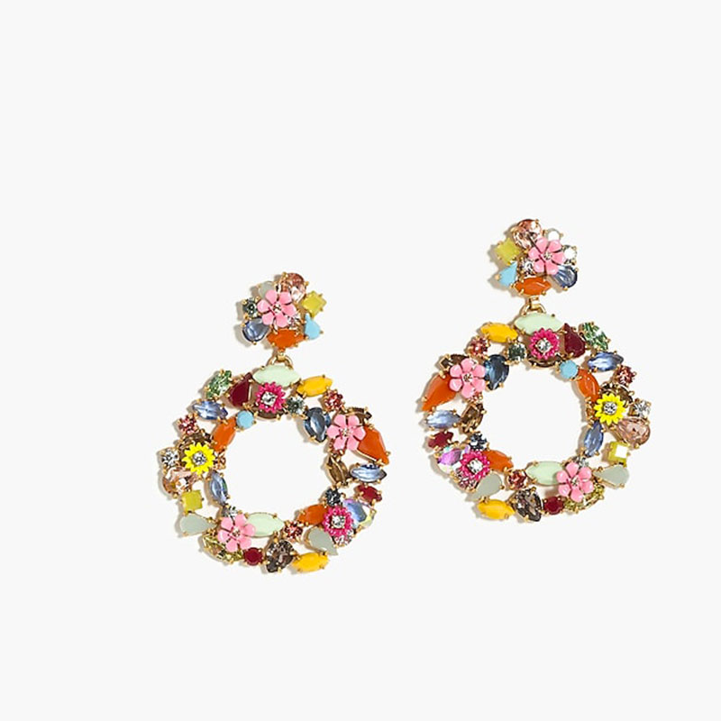 <p>Boucles d’oreilles colorées, <a href="https://www.jcrew.com/ca/p/womens_feature/newarrivals/jewelry/colorful-floral-hoop-earrings/G3346?color_name=burnished-crimson" target="_blank" rel="noopener">J crew</a>, 85 $</p>
