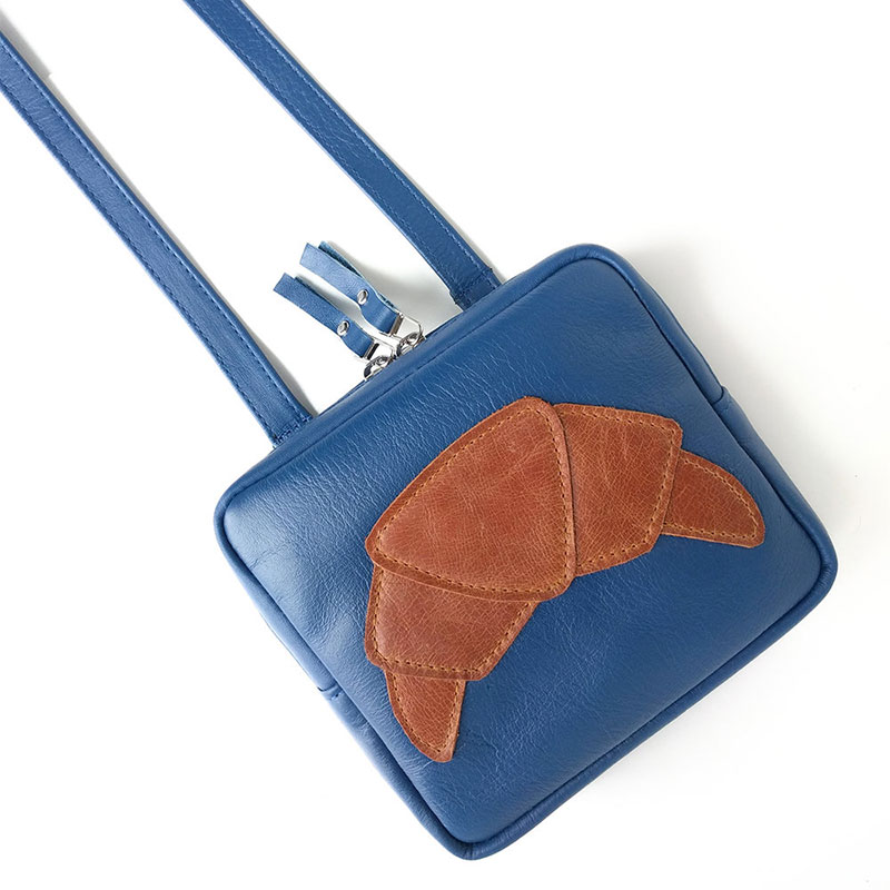 <p>Mini sac à main en cuir avec appliqué croissant, <a href="https://www.woolfell.net/boutique-fw/sac-croissant" target="_blank" rel="noopener">Woolfell</a>, 150 $</p>
