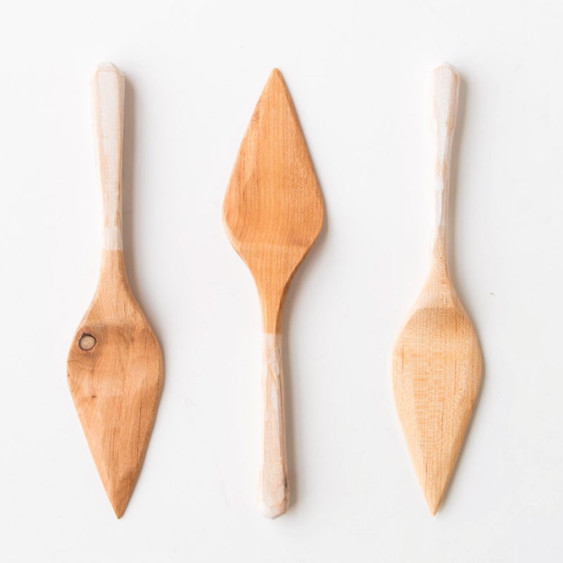 <p>Spatule à pâtisserie sculptée en érable, <a href="https://fr.chicbasta.com/products/hand-carved-pastry-spatula-in-recycled-maple" target="_blank" rel="noopener">Chic & Basta</a>, 30 $ chacune</p>

