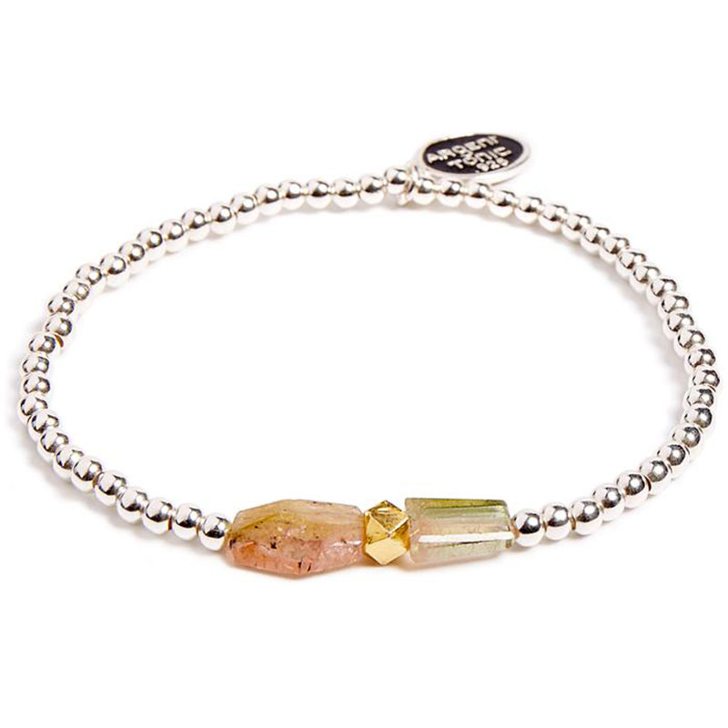 <p>Bracelet en petit perles d’argent et tourmaline, <a href="https://fr.argenttonic.com/collections/cuffs/products/small-silver-beads-bracelet-with-tourmaline-shards" target="_blank" rel="noopener">Argent Tonic</a>, 130 $</p>
