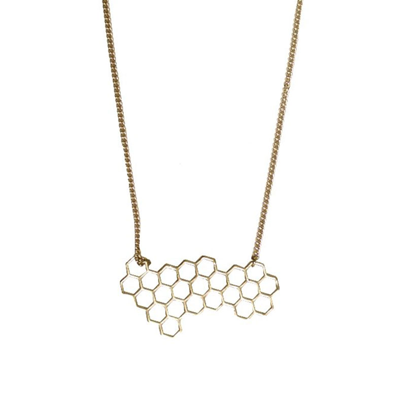 <p>Collier Honeycomb en métal, <a href="https://www.vdevmaison.com/accessoires/colliers/19342-OR" target="_blank" rel="noopener">VdeV</a>, 24 $</p>
