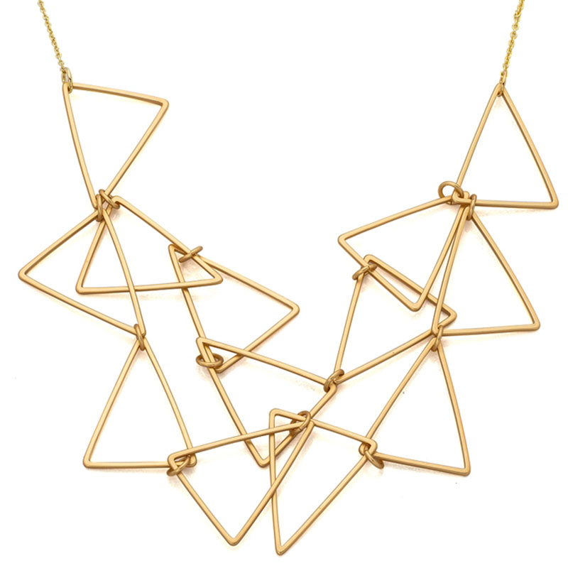 <p>Collier multi triangle or, <a href="https://www.zonemaison.com/mode/colliers/19033" target="_blank" rel="noopener">Zone</a>, 26 $</p>
