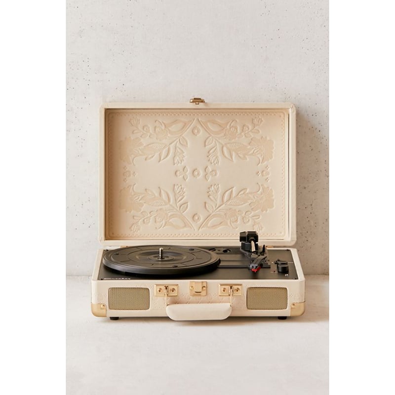 <p class="c-product-meta__h1 u-small--show">Tourne-disque Bluetooth folklorique à fleurs Cruiser Crosley, <a href="https://www.urbanoutfitters.com/fr-ca/shop/crosley-uo-exclusive-folklore-floral-cruiser-bluetooth-record-player?category=record-players&color=012" target="_blank" rel="noopener">Urban Outfitters</a>, 119,00 $</p>
