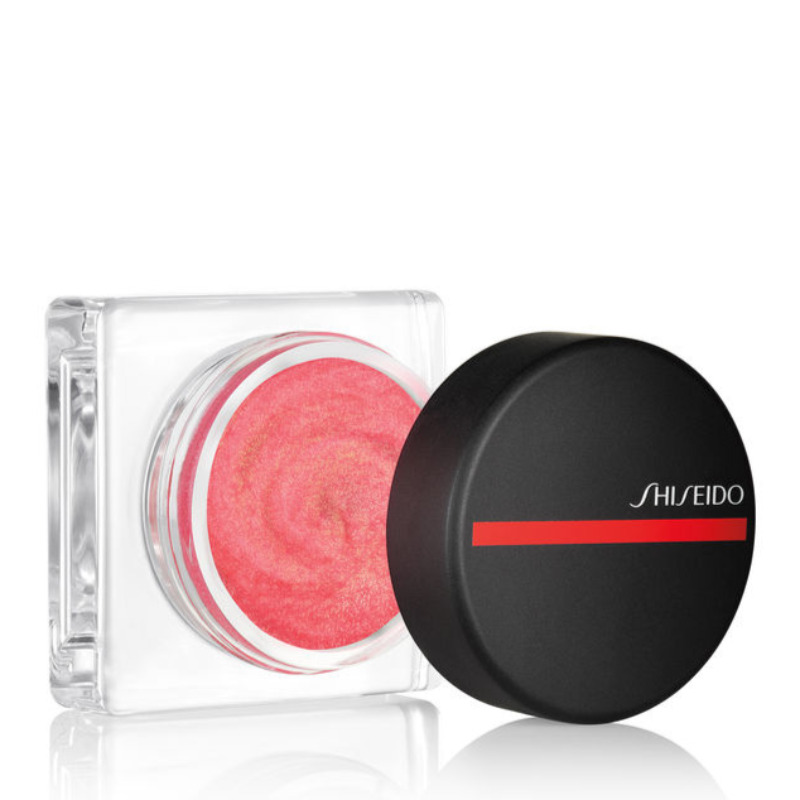 <p>Fard à joues Minimalist Whipped Powder, nuance Sonoya, <a href="https://www.shiseido.ca/products/Makeup/Blush_Minimalist_WhippedPowder/1193/" target="_blank" rel="noopener">Shiseido</a>, 40 $ les 5 g</p>
<p>S’il y a une expression utilisée ad nauseam en marketing en ce moment, c’est «faire vivre une expérience au client». Mais en réinventant sa gamme de maquillage Makeup, Shiseido nous en fait voir de toutes les couleurs et surtout, de toutes les textures. Difficile de pointer le produit le plus tripant, mais s’il faut vraiment en choisir un, ce serait ce fard à joues, moelleux comme une meringue, qui devient à l’application une poudre diaphane comme une aquarelle. Et le flacon en forme d’encrier, évoquant la tradition japonaise de la calligraphie, est du pur bonbon pour les yeux.</p>
