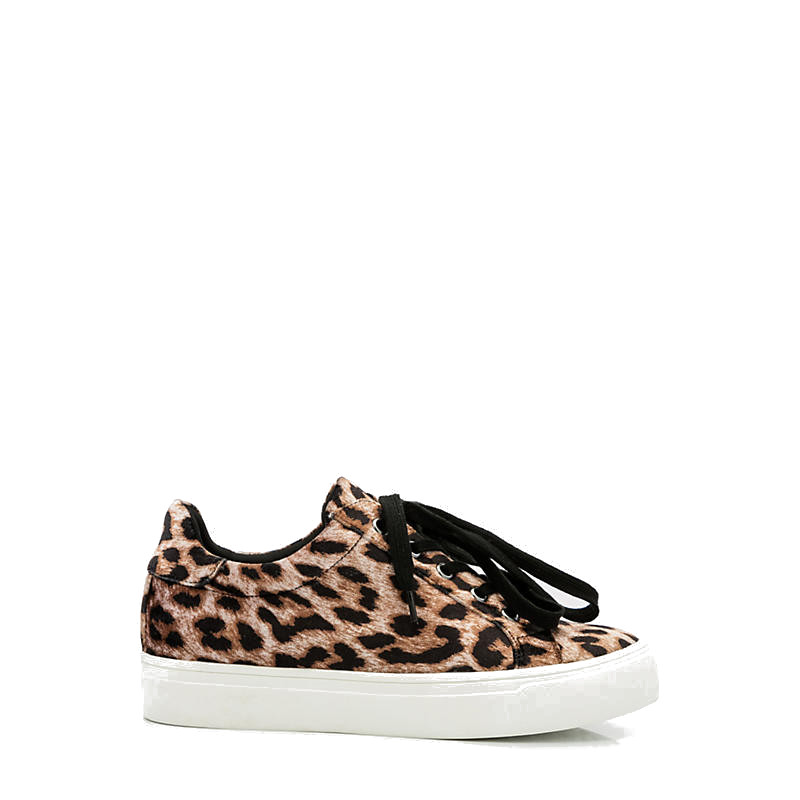 <p>Chaussures, <a href="https://www.lechateau.com/style/jump/Leopard+Print+Velvet+Lace-Up+Sneaker/productDetail/All+Shoes/368563/cat37550755?locale=fr_CA" target="_blank" rel="noopener">Roxy Earle x Le Château</a>, 70 $</p>
