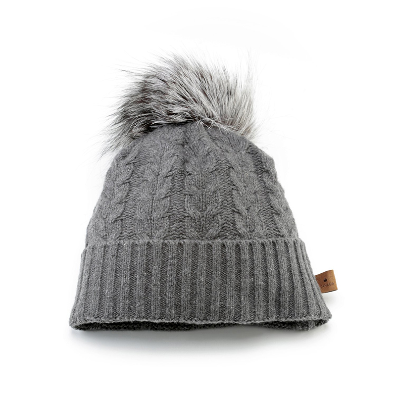 <p>Tuque en cachemire et fourrure recyclée, <a href="https://www.harricana.qc.ca/collections/womens-harricana/products/cashmere-recycled-tuque-beige" target="_blank" rel="noopener">Harricana</a>, 119,00 $</p>

