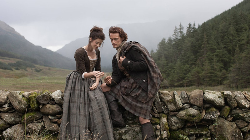 <h2><em><strong>Outlander</strong></em></h2>
<p><strong>Synopsis:</strong> Pendant son voyage de noces dans les Highlands, l’infirmière de guerre Claire Randall (Caitriona Balfe), se retrouve mystérieusement projetée 200 ans dans le passé, dans une Écosse au bord de la rébellion. Elle tombe amoureuse d’un guerrier Highlander, Jamie Fraser (Sam Heughan), l’épouse et tente avec lui de changer le cours de l’histoire.</p>
<p><strong>Pourquoi on regarde?</strong> Les costumes d’époque et la charmante histoire d’amour nous séduisent mais, avouons-le, le beau Jamie est à lui seul un argument de taille…</p>
<p><strong>Où? </strong>Tou.tv et W Network (en anglais)</p>
