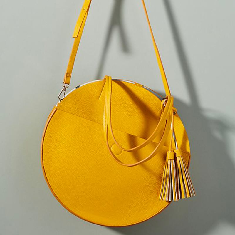 <p>Sac, <a href="https://www.anthropologie.com/fr-ca/shop/circular-tote-bag?category=bags&color=079&quantity=1&size=One%20Size&type=REGULAR" target="_blank" rel="noopener">Anthropologie</a>, 88 $US</p>
