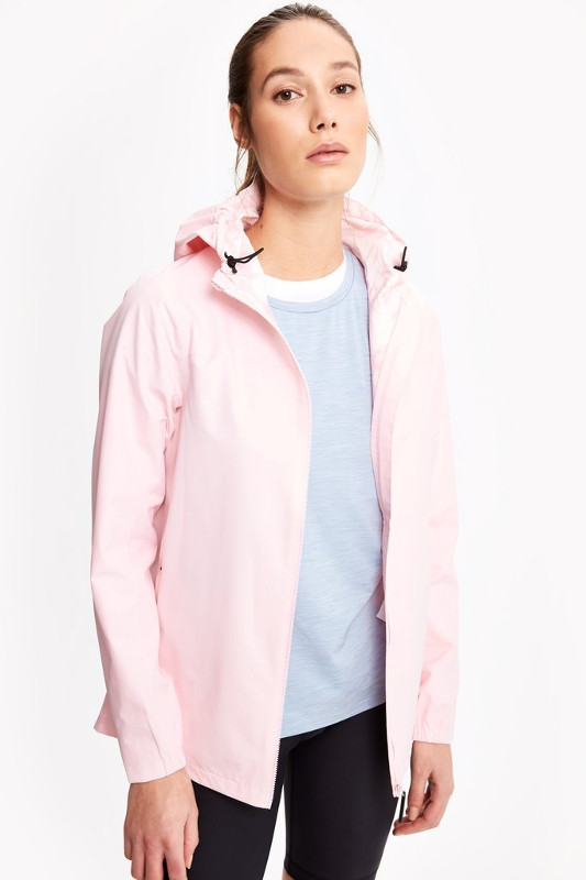 <p>Imperméable, <a href="https://ca-fr.lolelife.com/collections/women-rain-jackets/products/lainey-jacket-luw0599?variant=14287554740290" target="_blank" rel="noopener">Lolë</a>, 129 $</p>
