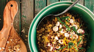 Salade de quinoa aux haricots mungo et aux noisettes grillées