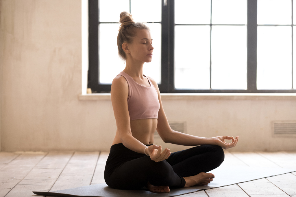 4 bienfaits du yoga qui donnent envie de saluer le soleil chaque matin - Châtelaine
