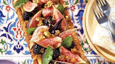 Tarte aux figues, aux mûres et au miel, pralin de pistaches