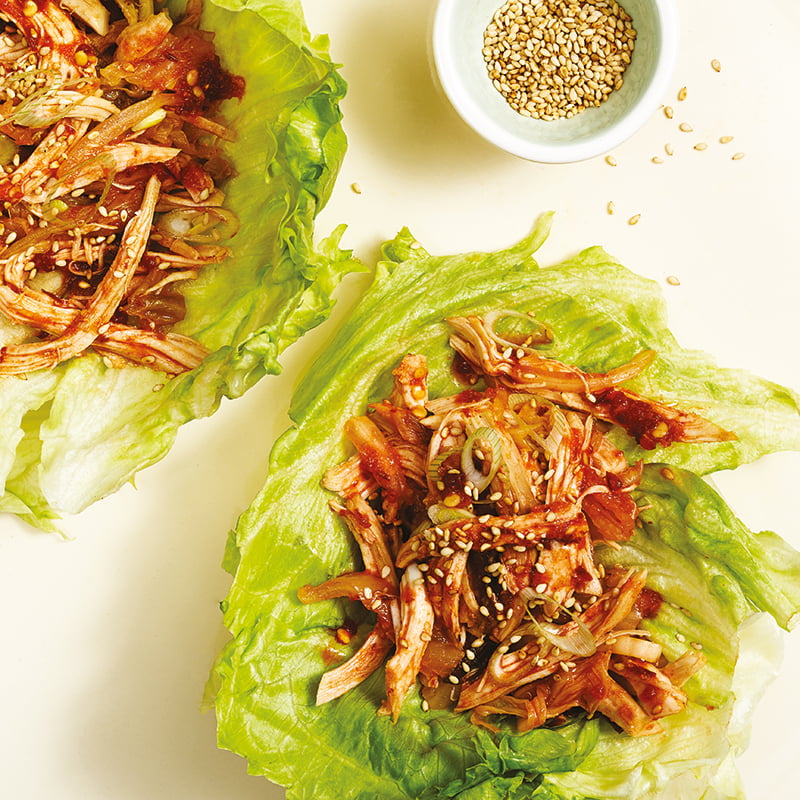 Poulet et kimchi sur feuilles de laitue