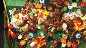 Festin asiatique tout en saveurs: brochettes de porc, crevettes grillées, poulet BBQ, riz frit...