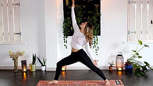 Yoga: 4 postures faciles à pratiquer à la maison en 15 minutes