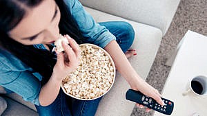 Pourquoi a-t-on envie de manger devant la télé ?