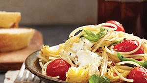 Spaghettinis aux tomates, cœurs d’artichauts et fromage de chèvre