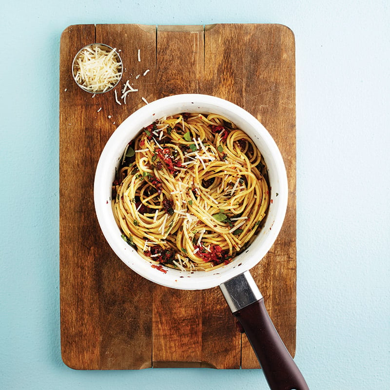 Spaghettis, sauce antipasto