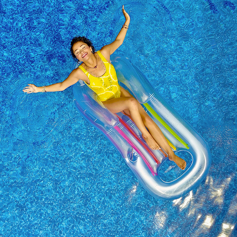 Se baigner dans une piscine chlorée peut rendre les cheveux verdâtres.