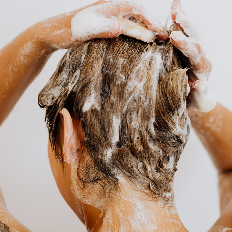 Laver nos cheveux chaque jour les abîme.