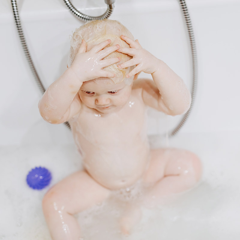 Le shampooing pour bébé est tout indiqué puisqu’il est très doux.