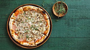 Pizza pancetta, champignons et gruyère